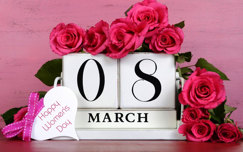 Обои для рабочего стола На календаре 08 march (08 марта), он усыпан розами Happy Womens Day (Счастливого женского дня)