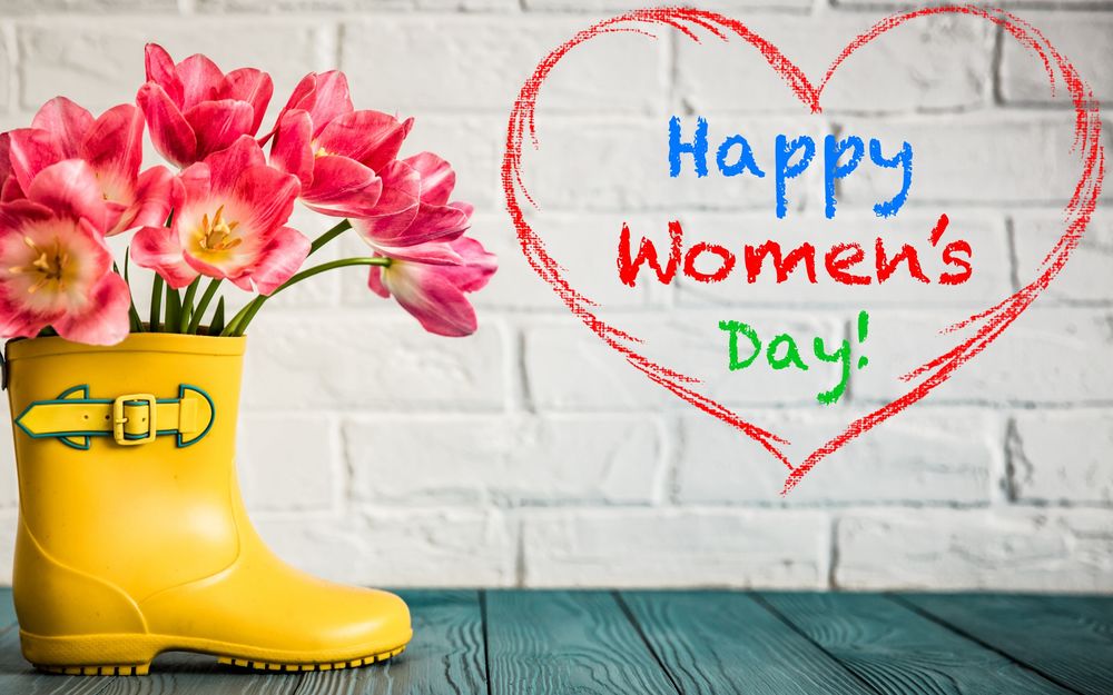 Обои для рабочего стола Желтый сапог с розовыми тюльпанами и надпись в сердечке (Happy Womens Day!)