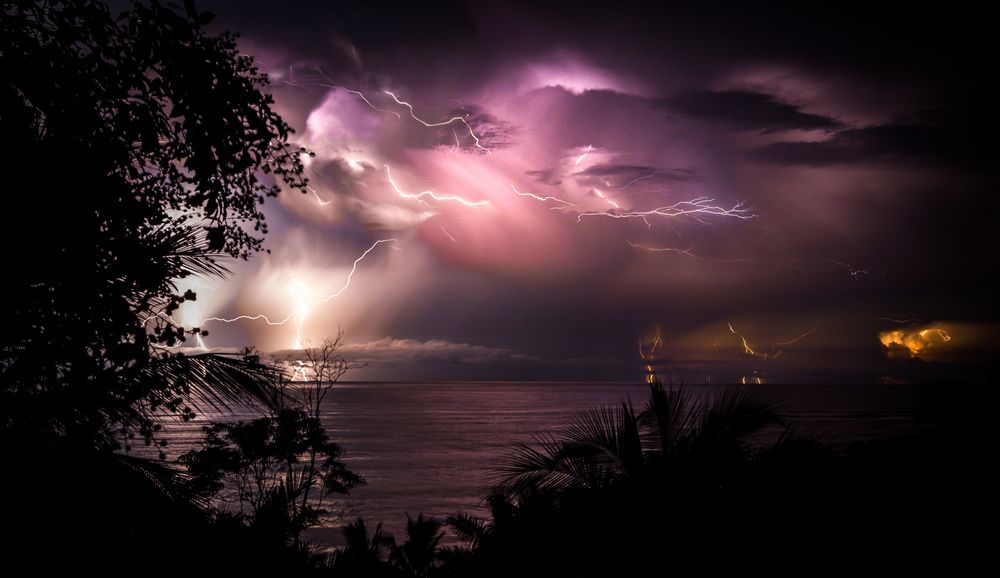 Обои для рабочего стола Молнии в ночном небе у берега Costa Rica / Коста-Рики, фотограф Jarrod Lopiccolo