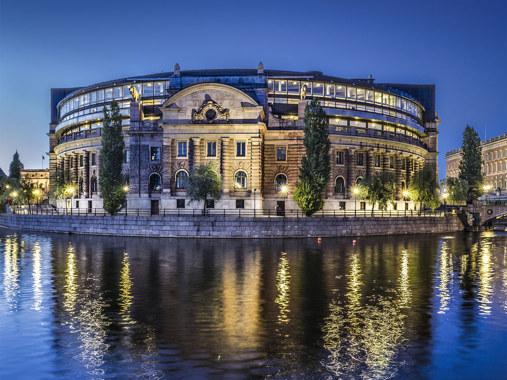 Обои для рабочего стола Parlament of Sweden / Парламент Швеции стоит около реки в Стокгольме, by dleiva / Alamy