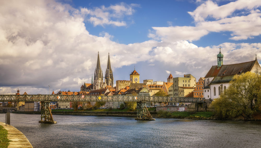 Обои для рабочего стола Regensburg / Регенсбург - город в Германии, в земле Бавария, расположен на слиянии Дуная и Регена, в самом северном изгибе Дуная, фотограф Robert Schuller