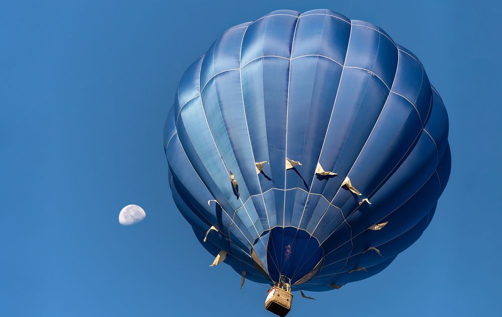 Обои для рабочего стола Воздушный шар в голубом небе с луной
