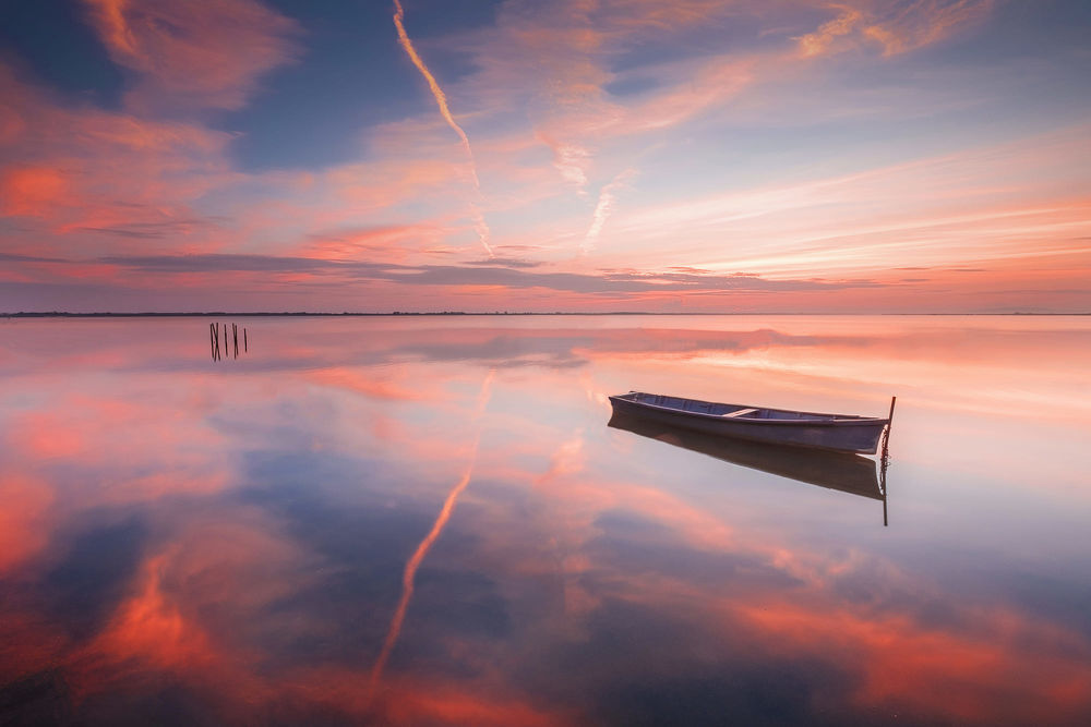 Обои для рабочего стола Лодка дрейфует на воде, фотограф Fabrizio Fortuna