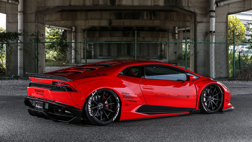 Обои для рабочего стола Ярко-красный Lamborghini Huracan под мостом