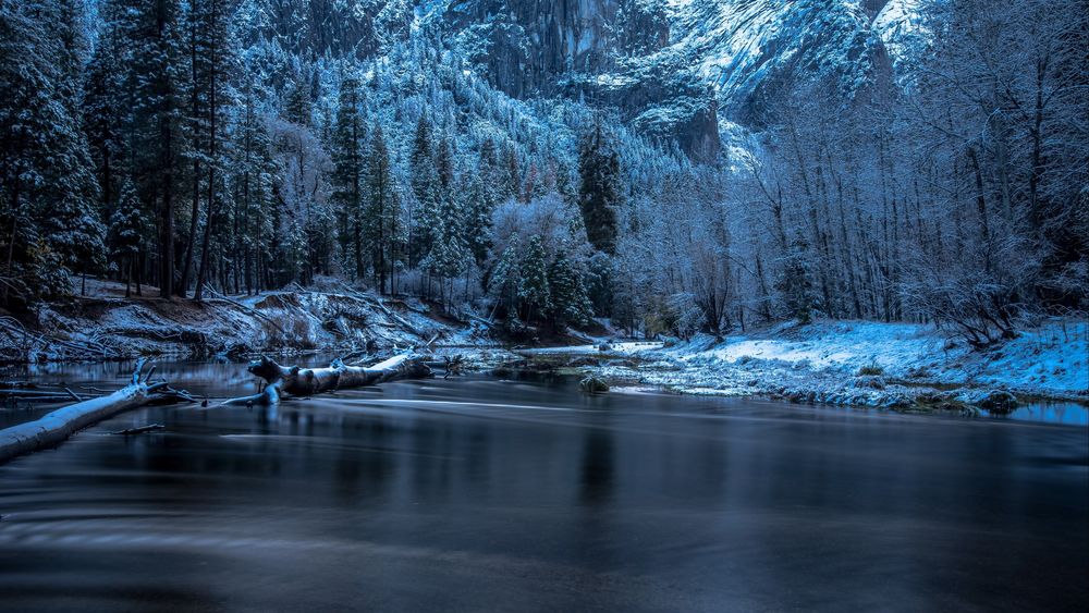 Обои для рабочего стола Речка, текущая вдоль зимнего леса, на фоне скал, Yosemite National Park, USA / Национальный парк Йосемити, США