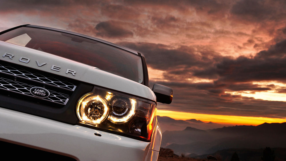 Обои для рабочего стола Land Rover Evoque на закате, вид с капота