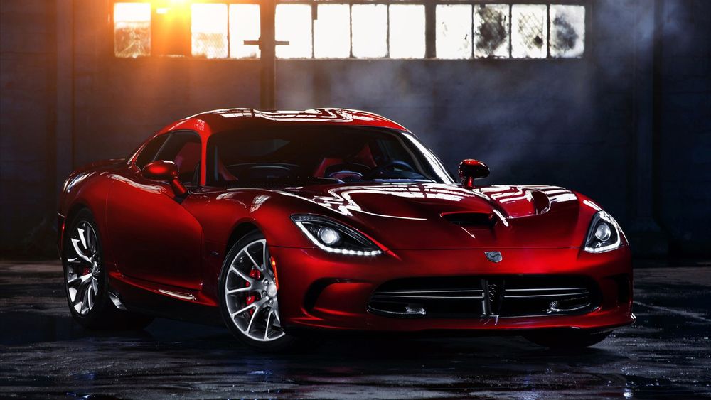 Обои для рабочего стола Красный Dodge viper srt 10 в ангаре