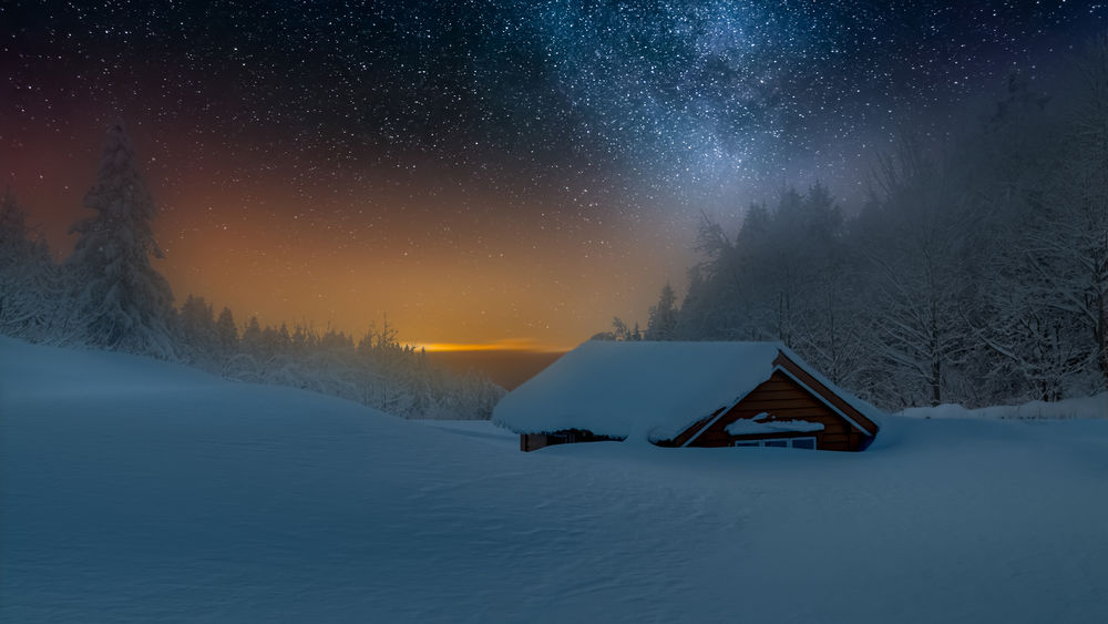 Обои для рабочего стола Заметенный снегом дом в окружении леса, фотограф Tore H
