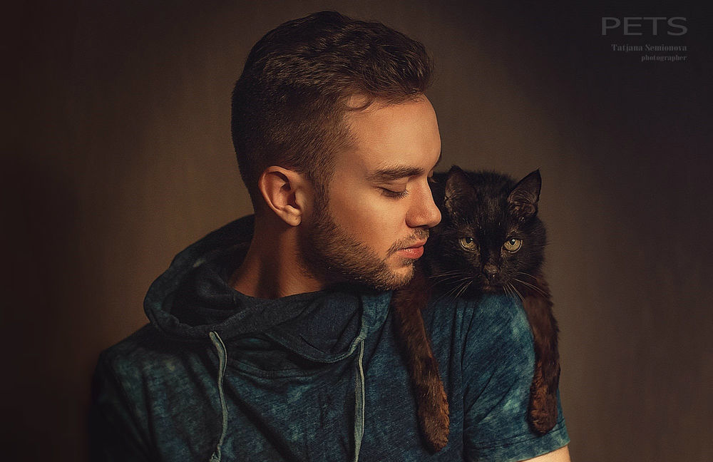 Обои для рабочего стола Парень со своим котом на плече, фотограф Татьяна Семенова