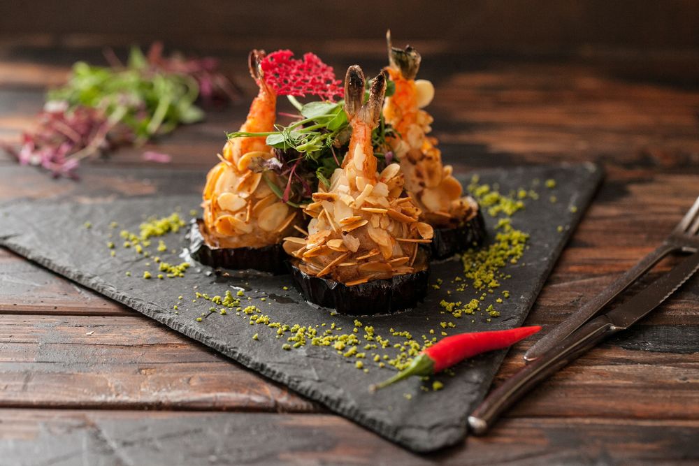 Обои для рабочего стола Японская кухня: креветки в кляре, острый перчик и нож с вилкой