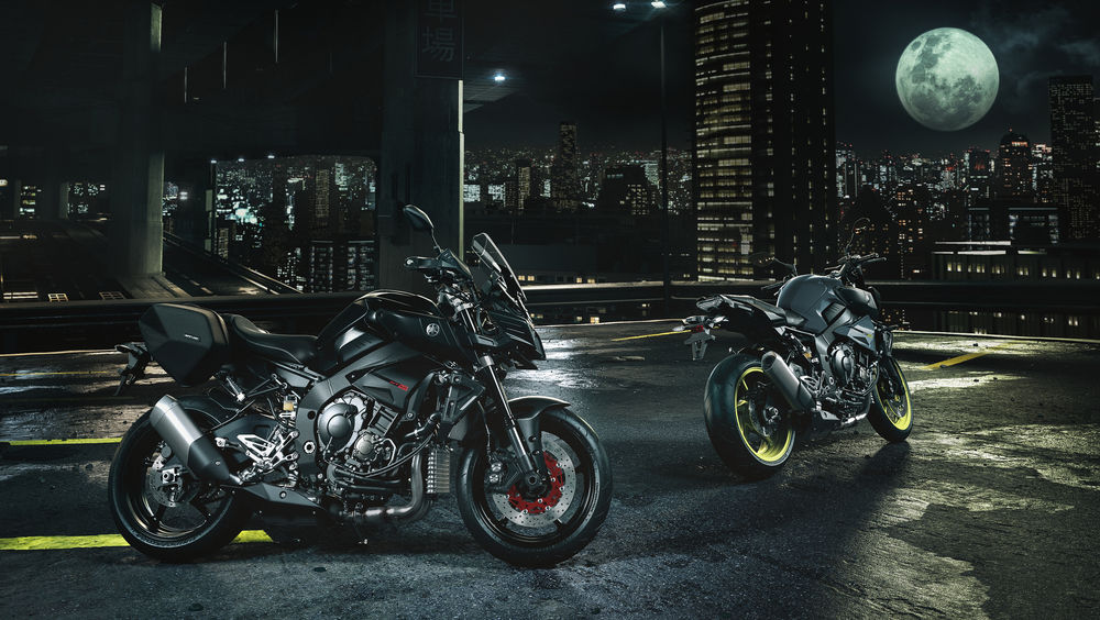 Обои для рабочего стола Мотоцикл Ямаха / Yamaha на фоне города ночью под луной