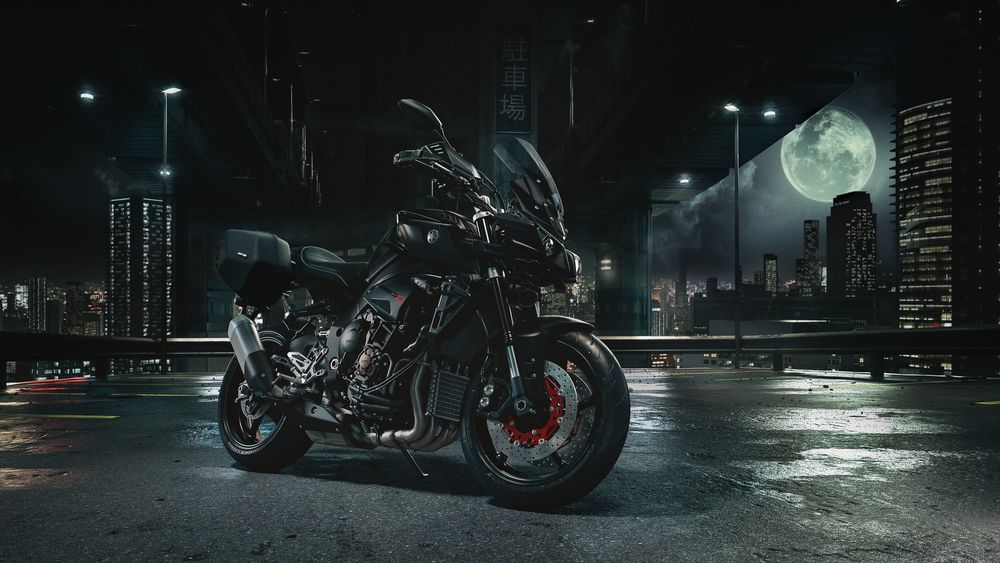 Обои для рабочего стола Мотоцикл Ямаха / Yamaha на фоне города ночью под луной