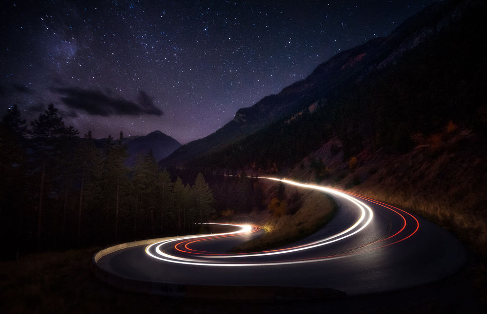 Обои для рабочего стола Ночная дорога и проезжающее авто, Британская Колумбия, фотограф Derek Kind