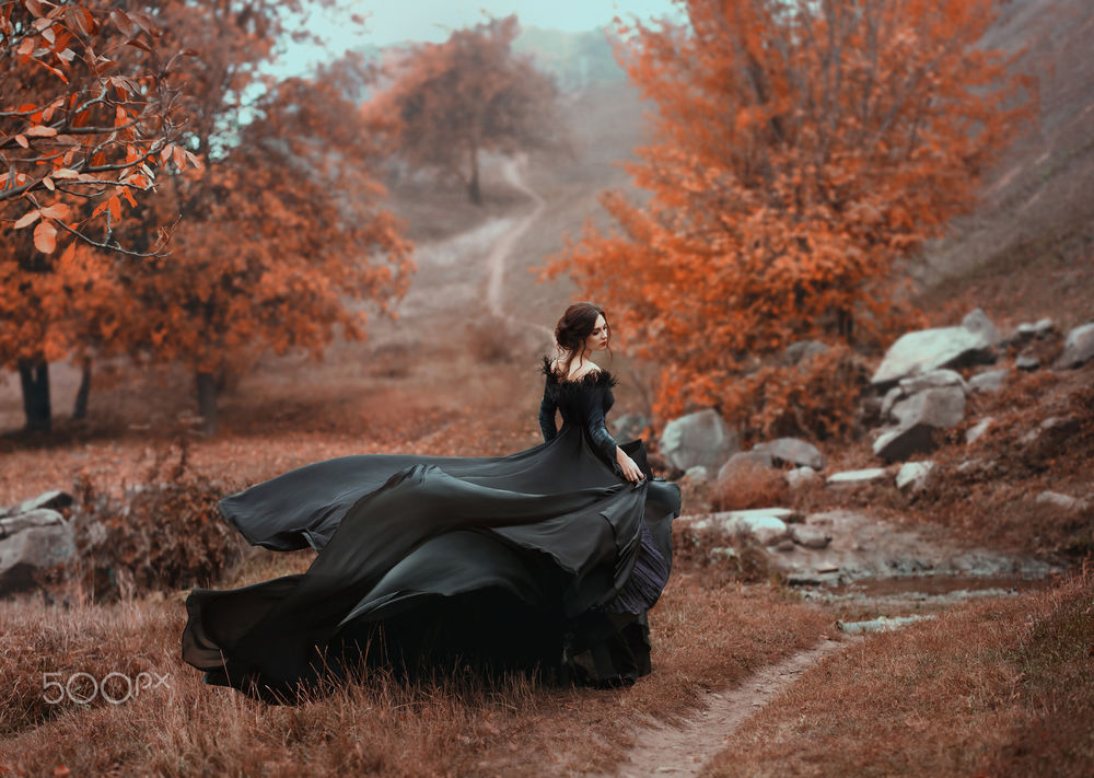 Обои для рабочего стола Девушка в длинном черном платье гуляет на фоне осенней природы. Фотограф Irina Chernyshenko
