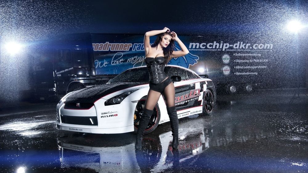Обои для рабочего стола Девушка в черном позирует, стоя у Nissan GT-R / Ниссан ГТ-Р на фоне дождя, by mcchip-dkr