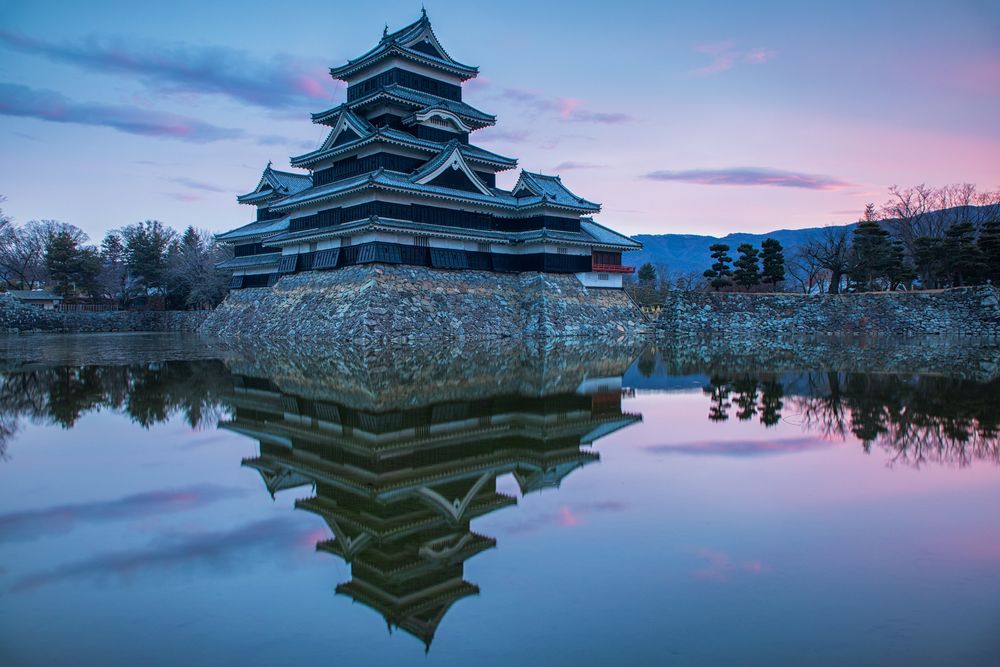 Обои для рабочего стола Matsumoto castle / Замок Мацумото / Замок Ворона, отражающийся в воде на закате, префектура Нагано, Япония / Japan