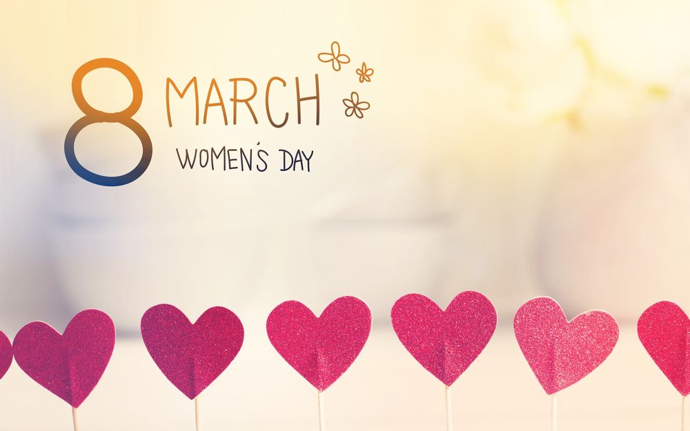 Обои для рабочего стола Сердечки и фраза 8 march, Womans day / 8 марта, Международный женский день на размытом фоне