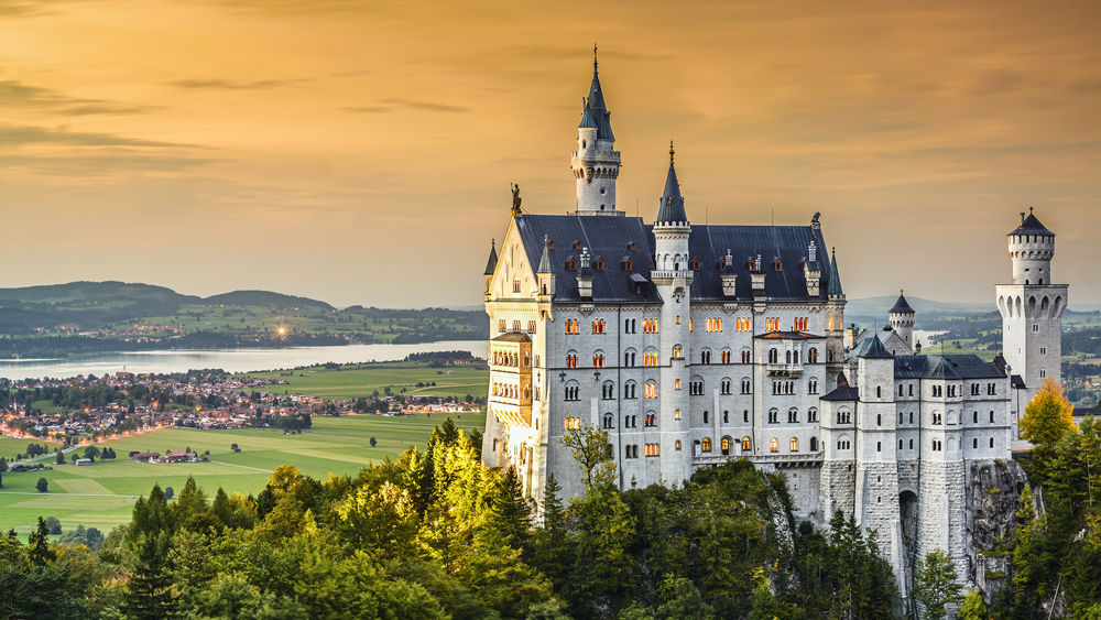 Обои для рабочего стола Замок Neuschwanstein / Нойшванштайн на фоне закатного неба, Германия / Germany