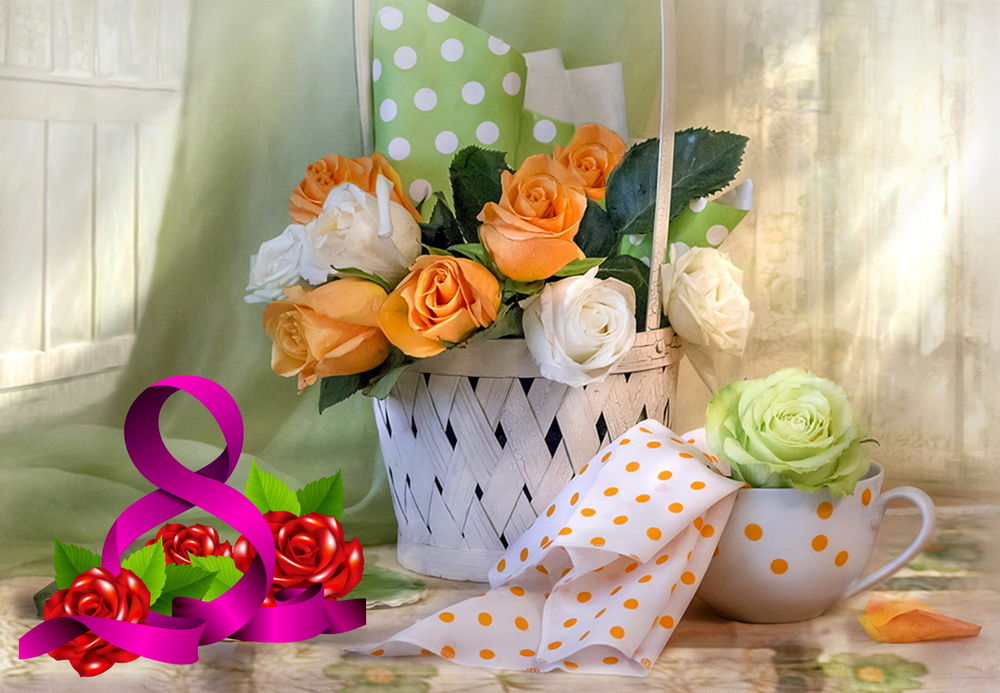 Обои для рабочего стола В нежной плетеной корзине стоят оранжевые и белые розы рядом с белой чашкой в желтый горошек, в которой тоже лежит пушистая роза с белой салфеткой в оранжевый горошек (8 марта)