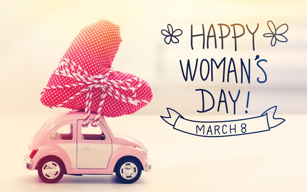 Обои для рабочего стола Игрушечная машинка везет на крыше сердечко и фраза 8 march, Happy Womans day / 8 марта, Международный женский день на размытом фоне