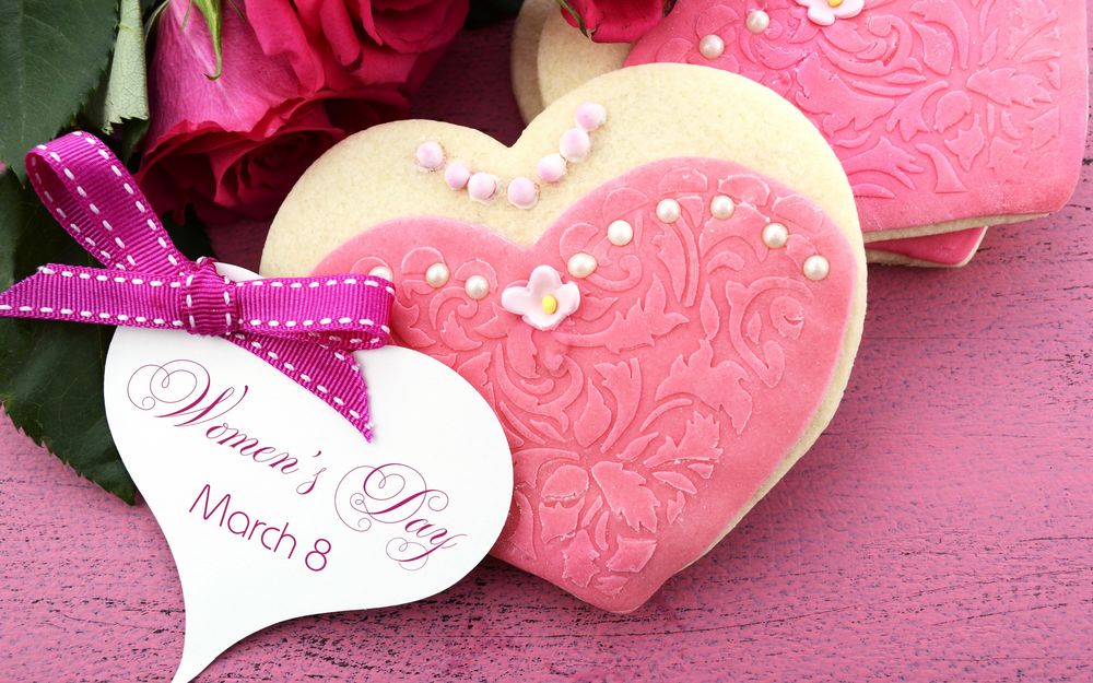 Обои для рабочего стола Печенье в форме сердечка, розы и маленькая открытка с текстом 8 march, Womans day / 8 марта, Международный женский день