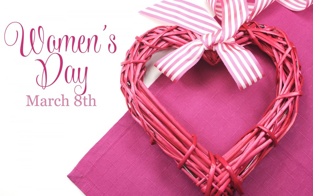Обои для рабочего стола Сердечко перевязанное ленточкой и фраза 8-th March Womans Day / 8 Марта, Международный женский день