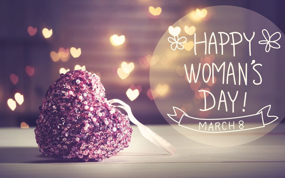 Обои для рабочего стола Сердечко лежит рядом с фразой 8 march, Happy Womans day / 8 марта, Международный женский день на фоне бликов
