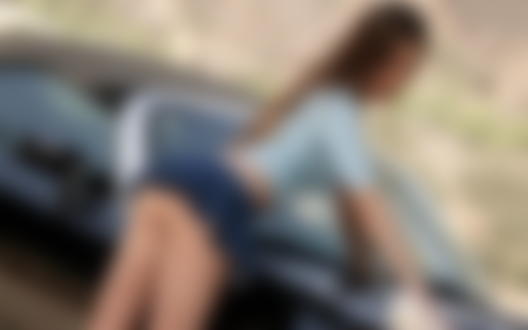 Обои на рабочий стол Девушка в короткой юбке моет авто