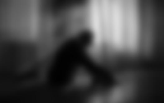 Обои на рабочий стол Девушка Натали в шляпе сидит на полу, фотограф Александр Губель
