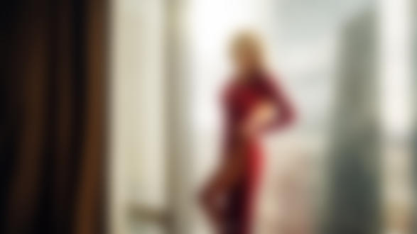 Обои для рабочего стола Модель Кати в красном платье стоит на фоне окна, фотограф Халилов Рафаэль