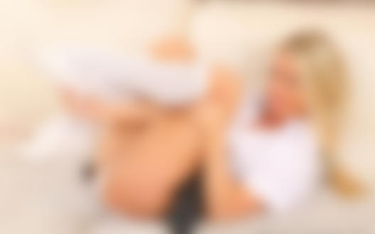 Обои на рабочий стол Блондинка Mikaela Only / Микаэла Онли в соблазнительной позе на диване