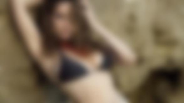 Обои на рабочий стол Британская актриса и фотомодель Келли Брук / Kelly Brook стоит у скалы