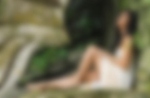 Обои на рабочий стол Nicole Scherzinger / Николь Шерзингер в белом платье сидит у стены