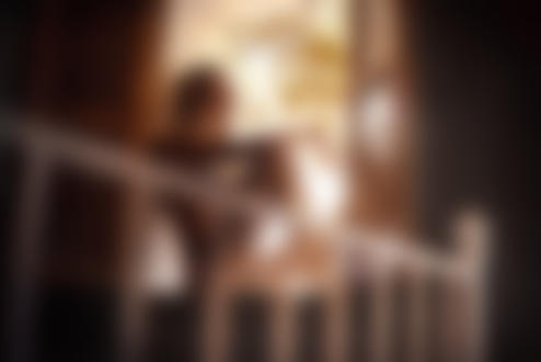 Обои для рабочего стола Модель Sunnymara с закрытыми глазами сидит на окне, фотограф Wojtek Pruchnick
