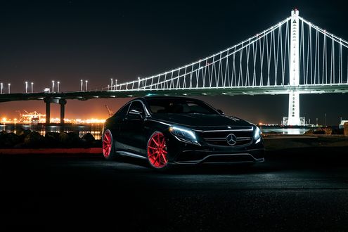 Обои на рабочий стол Черный Mercedes-Benz S63 AMG Coupe / Мерседес-Бенц С63 АМГ Купе у берега реки, в ночном городе