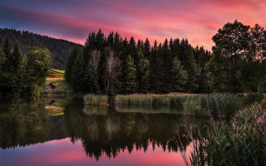 Обои на рабочий стол Избушка возле озера между смешанными лесами, Bavaria / Бовария, озеро Gerold / Герольд, фотограф Andreas Wonisch