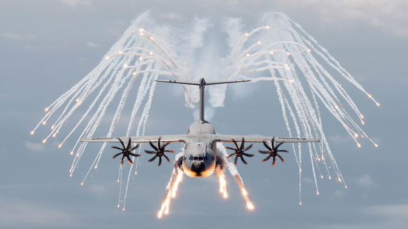 Обои на рабочий стол Отстрел тепловых ловушек с борта Airbus A400M