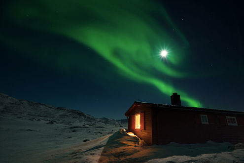 Обои на рабочий стол Северное сияние в небе над домиком, Abisko, Sweden, фотограф Adnan Bubalo