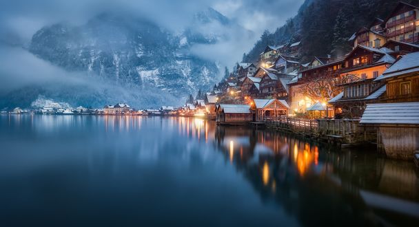 Обои на рабочий стол Поселок Гальштат / Халльштатт / Hallstatt на западном берегу одноименного озера в Австрии / Austria, фотограф Hans-Peter Deutsch