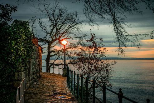 Обои на рабочий стол Каменная дорожка на окраине Opatija, Croatia / Опатии, Хорватия с вечерним видом на залив Kvarner / Кварнер, фотограф Bernd Thaller
