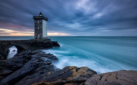 Обои на рабочий стол Маяк в порту Ле-Конке / Le Conque, Бретань / Brittany, Франция / France, by darklogan1
