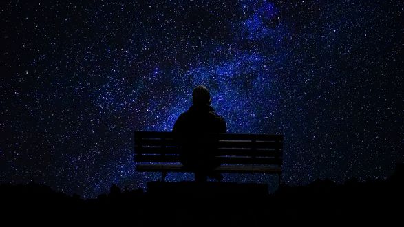 Обои на рабочий стол Сидящий на скамейке мужчина любуется небом усыпанным звездами, by Reinhardi