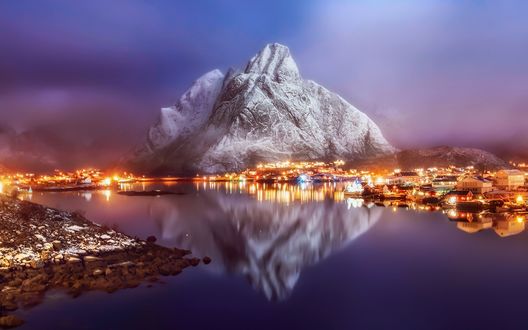 Обои на рабочий стол Вечерний туман над деревней Reine / Рейне на Lofoten Islands, Norway / Лофотенских островах, Норвегия