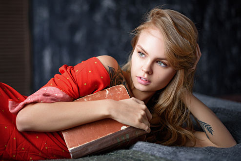 Обои на рабочий стол Модель Anastasia Scheglova / Анастасия Щеглова с книгой, фотограф Max Pyzhik