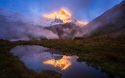 Обои на рабочий стол Отражение горы Machapuchare / Мачапучаре в окутанном туманом небольшом водоеме, фотограф Shaun Mazurek