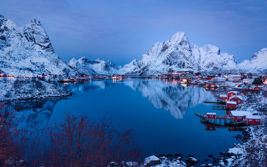 Обои на рабочий стол Рыбацкая деревня Рейне / Reine на Лофотенских островах / Lofoten в Норвегии / Norway, фотограф Inka Sinclair