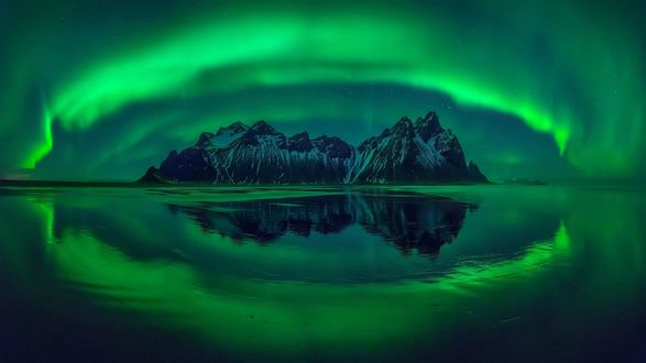 Обои на рабочий стол Северное сияние над озером и снежными горами, Исландия / Iceland, фотограф Войцех Кручинский / Wojciech Kruczynski