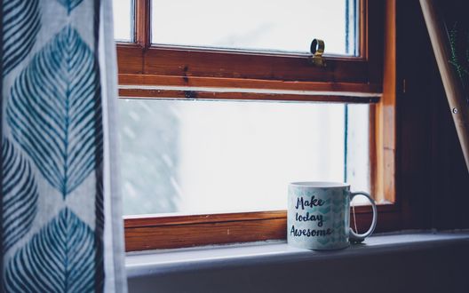 Обои на рабочий стол Кружка с надписью make today awesome / сделай сегодня незабываемым стоит на подоконнике