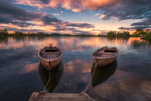 Обои на рабочий стол Две лодки у мостика на озере Ringerike, Norway / Ringerike, Норвегия во время заката, фотограф Ole Henrik Skjelstad