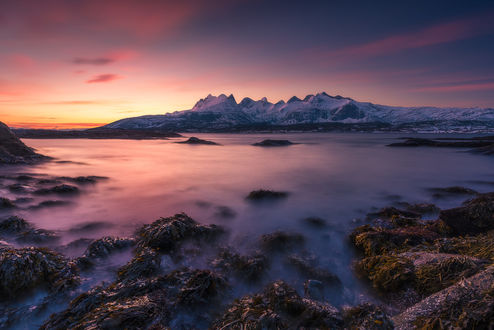 Обои на рабочий стол Горы Bоrvasstaindene во время заката, фотограф Ole Henrik Skjelstad